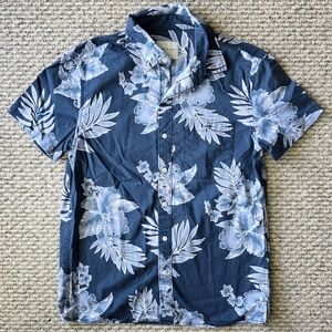 American Eagle Blue Floral Short-Sleeve Button Down Shirt